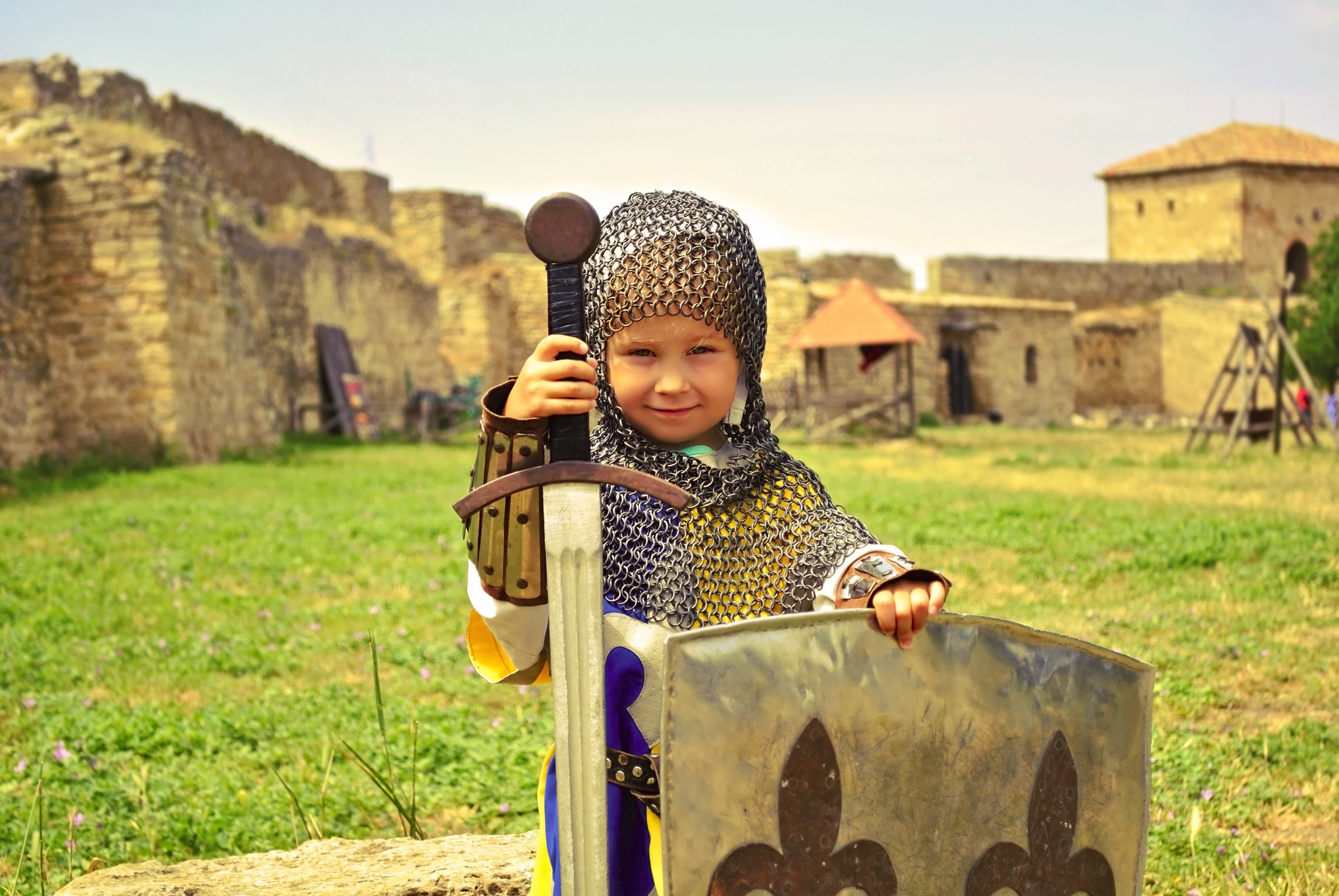 Enfant en armure de chevalier + une épée en bois et bouclier